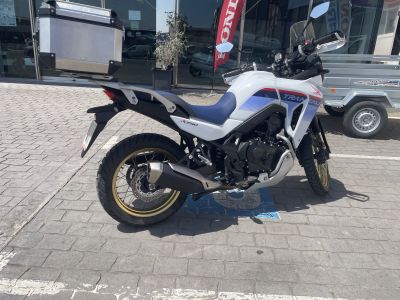 Honda Transalp 750 XL Einziger Besitzer. Baujahr 8/2024 mit 3.700 km. Vollständige Wartung und offizielle Garantie