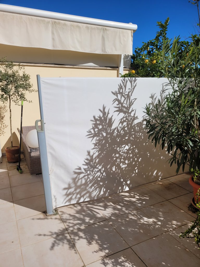horizontal einrollbarer Terrassen-Sichtschutz