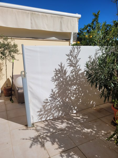 horizontal einrollbarer Terrassen-Sichtschutz