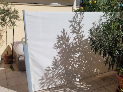 horizontal einrollbarer Terrassen-Sichtschutz