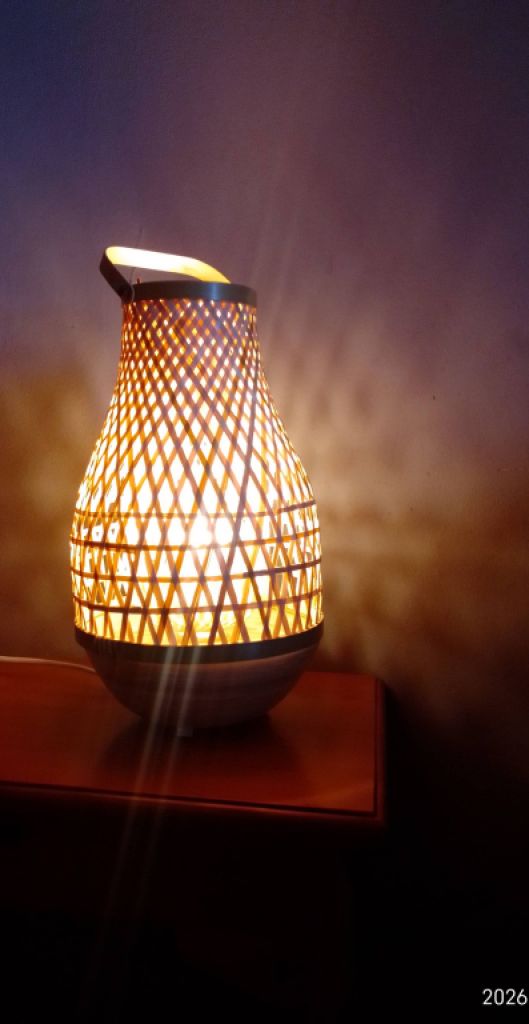 Hübsche Tischlampe  Naturmaterial