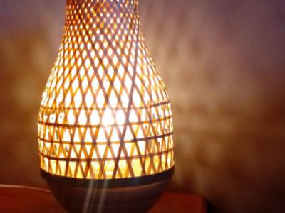 Bonita lámpara de mesa  material natural
