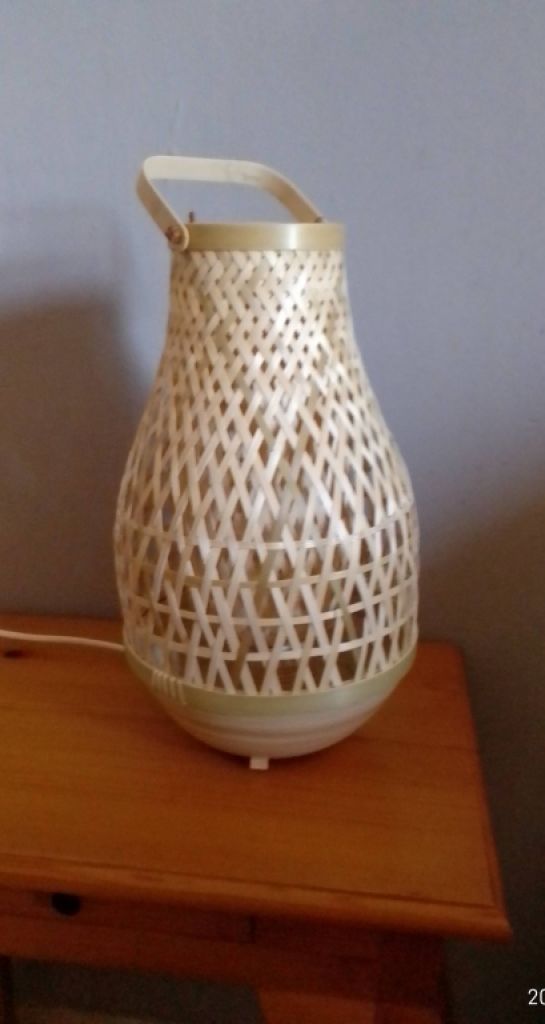 Bonita lámpara de mesa  material natural