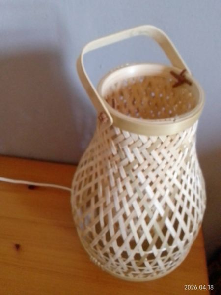 Bonita lámpara de mesa  material natural