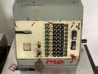 Ich verkaufe alten Kassenautomaten