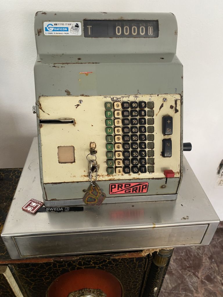 Ich verkaufe alten Kassenautomaten