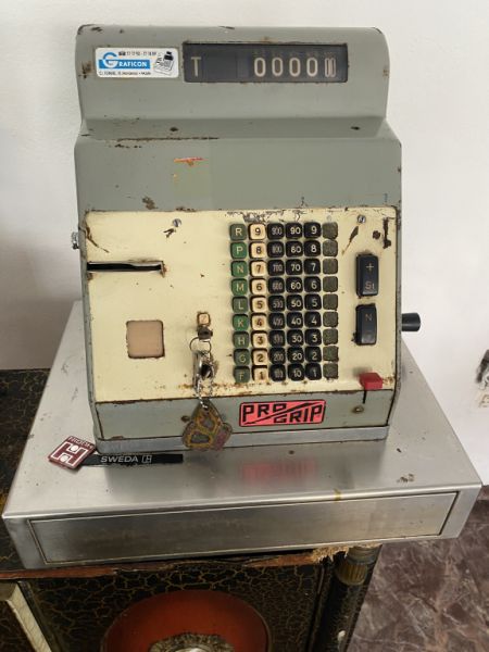 Ich verkaufe alten Kassenautomaten