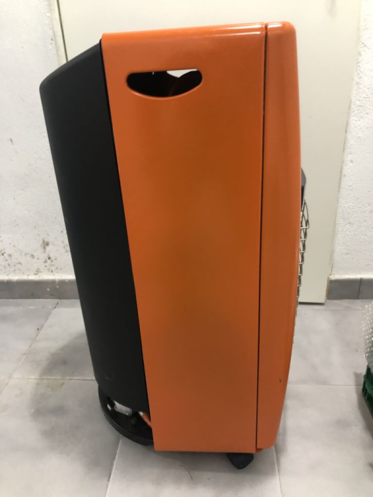 Vendo una estufa de gas con una bombona de gas. La bombona de gas está vacía.