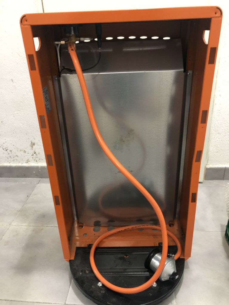 Vendo una estufa de gas con una bombona de gas. La bombona de gas está vacía.