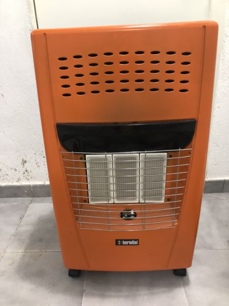 Vendo una estufa de gas con una bombona de gas. La bombona de gas está vacía.