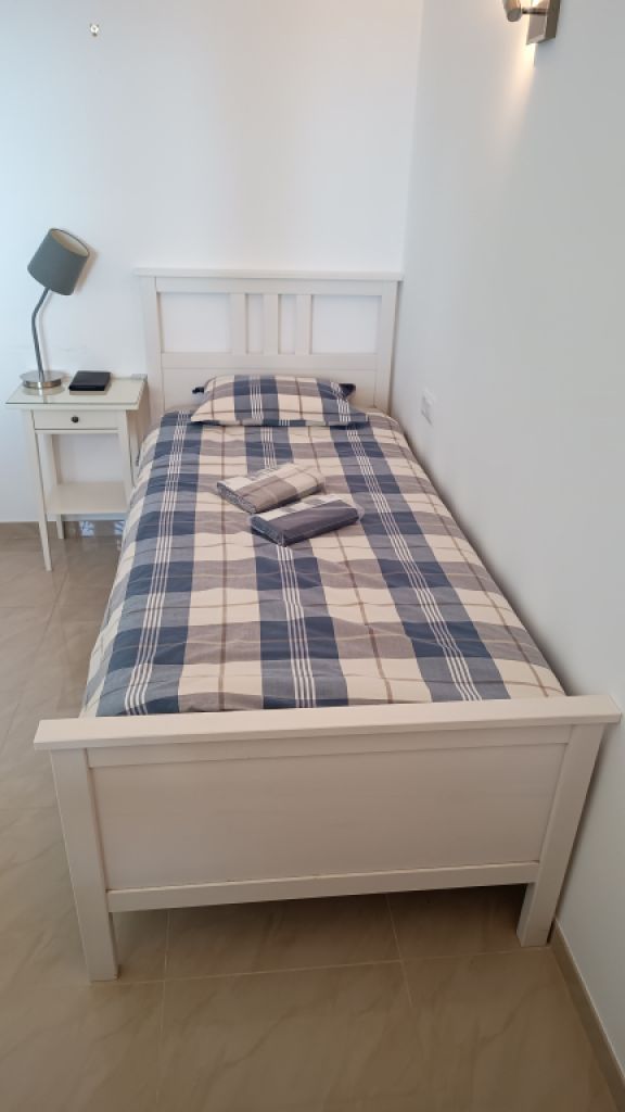 IKEA HEMNES Cama y mesita de noche + Colchón + Cubrecolchón + Lámpara + Ropa de cama nueva - (2 en v