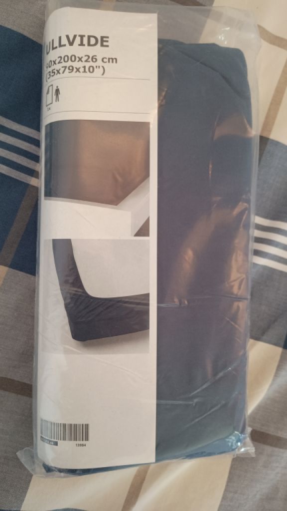 IKEA HEMNES Bett & Nachttisch + Matratze + Matratzenauflage + Lampe + Neue Bettwäsche - (2 zum Verka