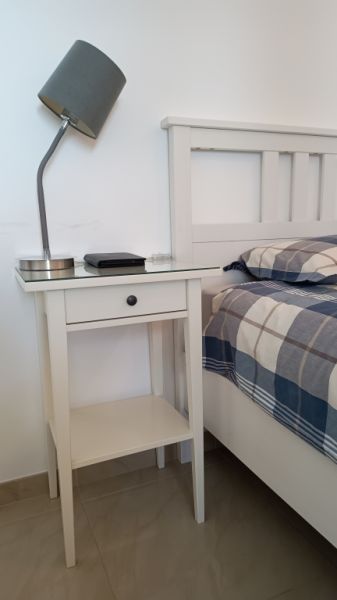 IKEA HEMNES Bett & Nachttisch + Matratze + Matratzenauflage + Lampe + Neue Bettwäsche - (2 zum Verka
