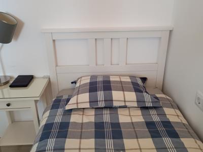 IKEA HEMNES Bett & Nachttisch + Matratze + Matratzenauflage + Lampe + Neue Bettwäsche - (2 zum Verka