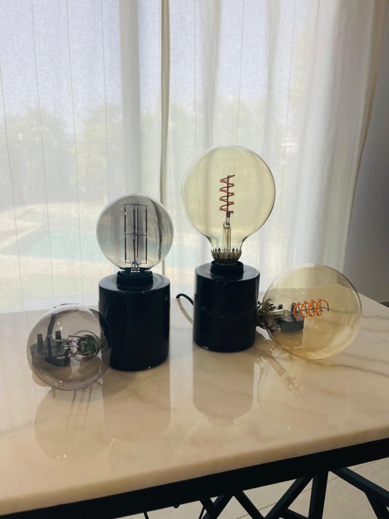 IKEA MARKFROST Tischlampen (2 Stück) + 4 MOLNART LED-Glühbirnen