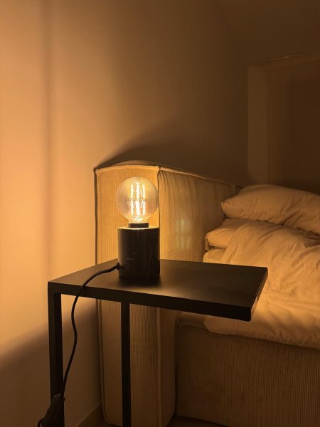 IKEA MARKFROST Tischlampen (2 Stück) + 4 MOLNART LED-Glühbirnen