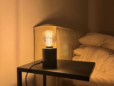 IKEA MARKFROST Tischlampen (2 Stück) + 4 MOLNART LED-Glühbirnen