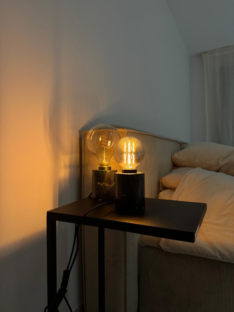 IKEA MARKFROST Tischlampen (2 Stück) + 4 MOLNART LED-Glühbirnen