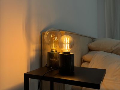 IKEA MARKFROST Tischlampen (2 Stück) + 4 MOLNART LED-Glühbirnen