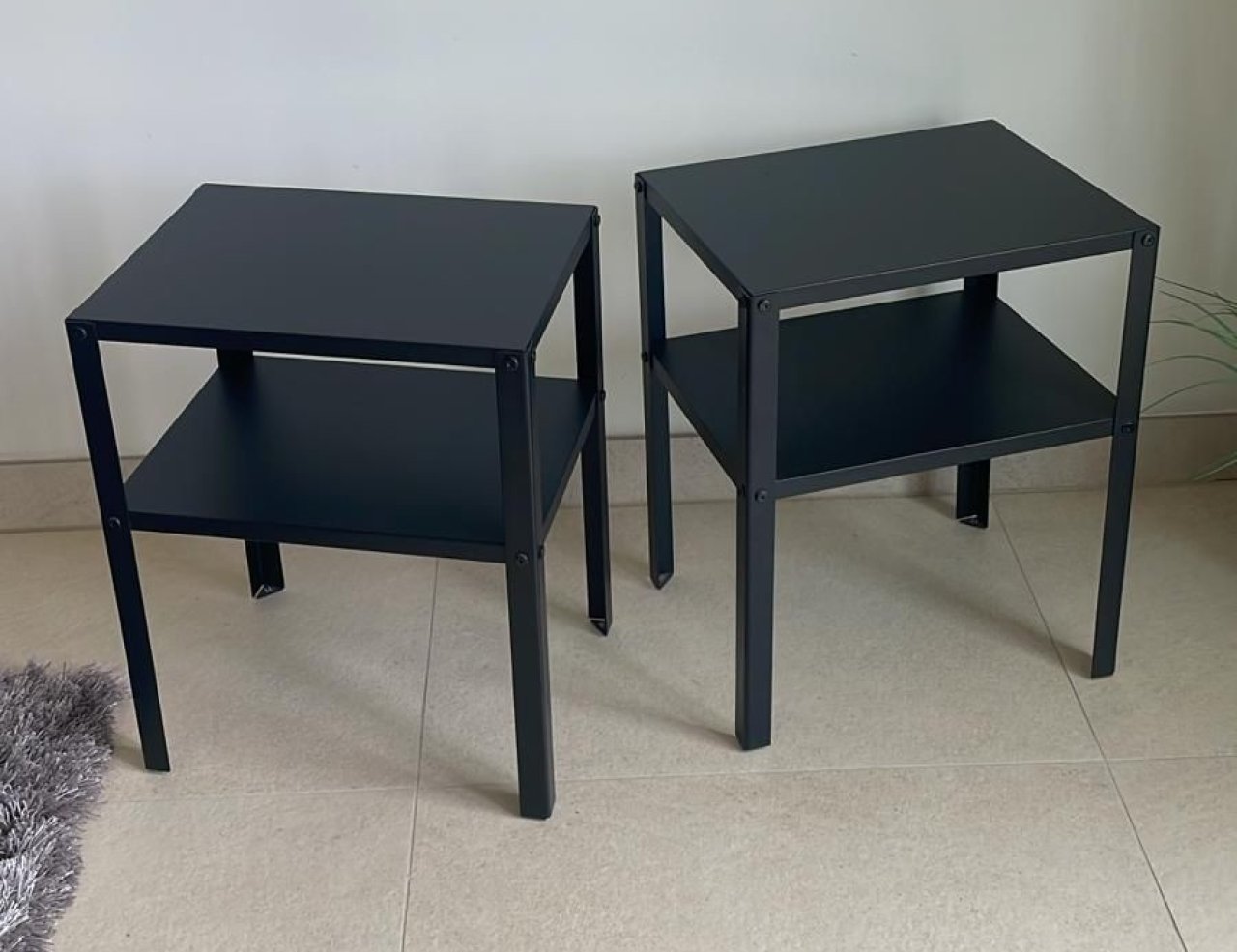 Mesa auxiliar metálica IKEA 2 estantes, modelo KNARREVIL - baja 28 cm de altura