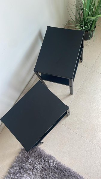 Mesa auxiliar metálica IKEA 2 estantes, modelo KNARREVIL - baja 28 cm de altura