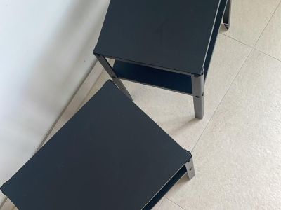 Mesa auxiliar metálica IKEA 2 estantes, modelo KNARREVIL - baja 28 cm de altura