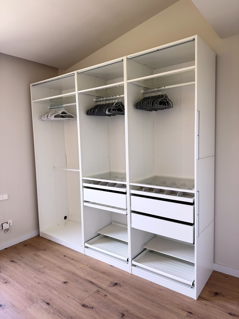 Armario IKEA PAX 250 cm con accesorios interiores