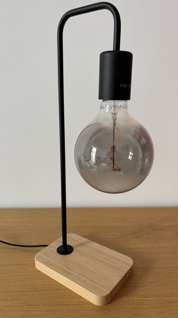Lámpara de mesa IKEA TVÄRHAND con base de bambú y bombilla