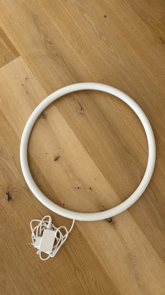 Lámpara de pared LED IKEA VARMBLIXT blanca sin usar