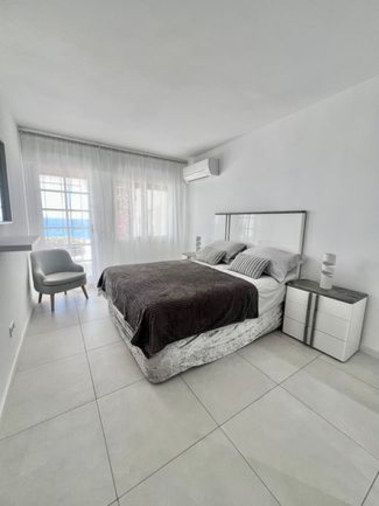 Illetas -Bungalow Wohnung direkt in erster Meereslinie mit Pool !