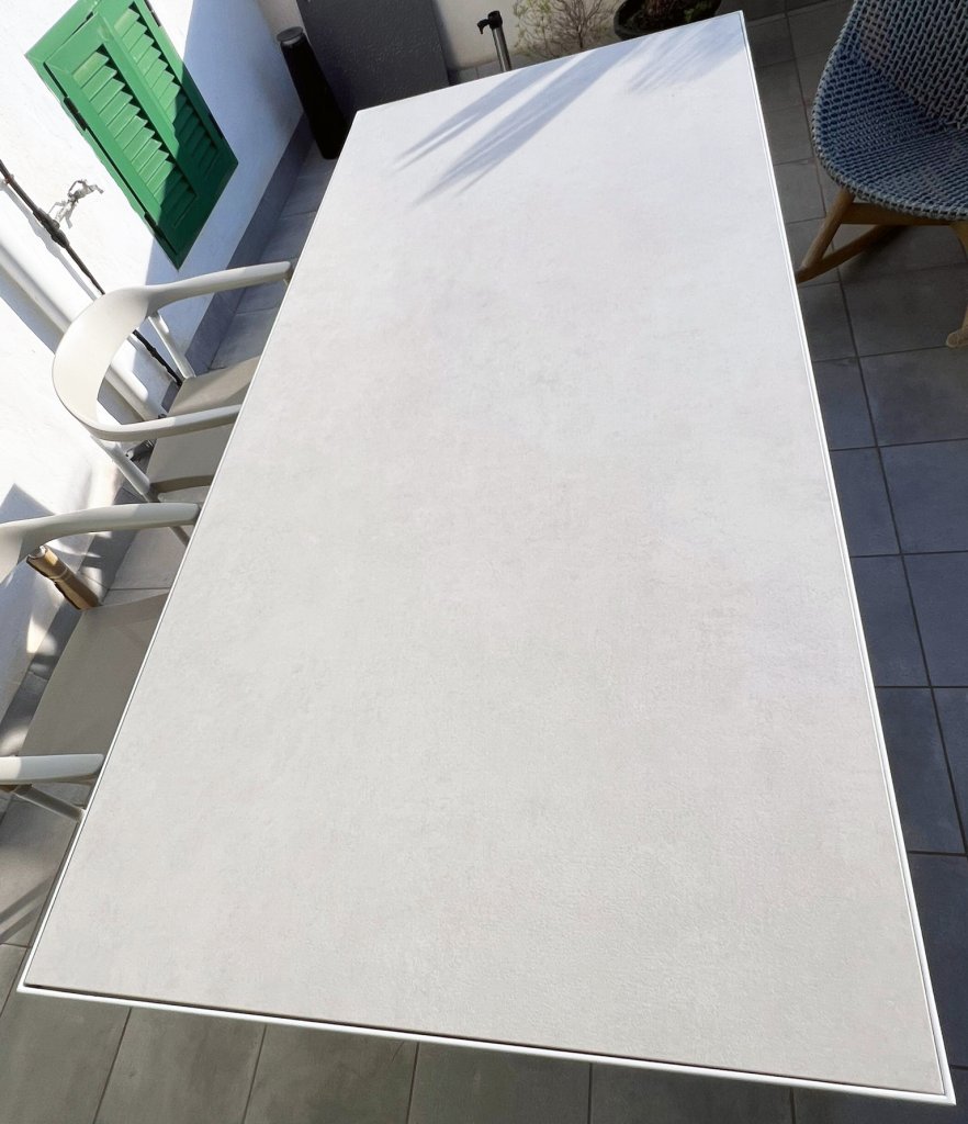 ILLUM Outdoor Designer-Tisch mit Keramikplatte von TRIBU pulverbeschichtet 212 x 100 x 76