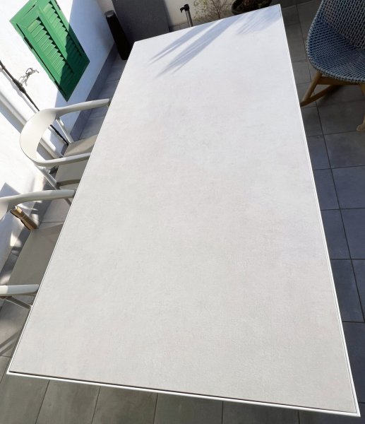 ILLUM Outdoor Designer-Tisch mit Keramikplatte von TRIBU pulverbeschichtet 212 x 100 x 76