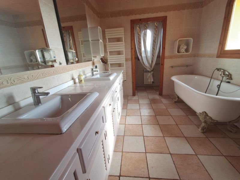 Impressive finca with guest wing, heating, pool near Felanitx - Petra -- F 64