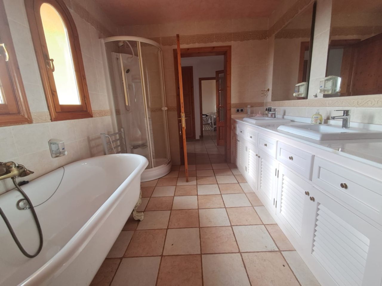 Impressive finca with guest wing, heating, pool near Felanitx - Petra -- F 64