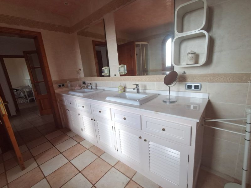 Impressive finca with guest wing, heating, pool near Felanitx - Petra -- F 64