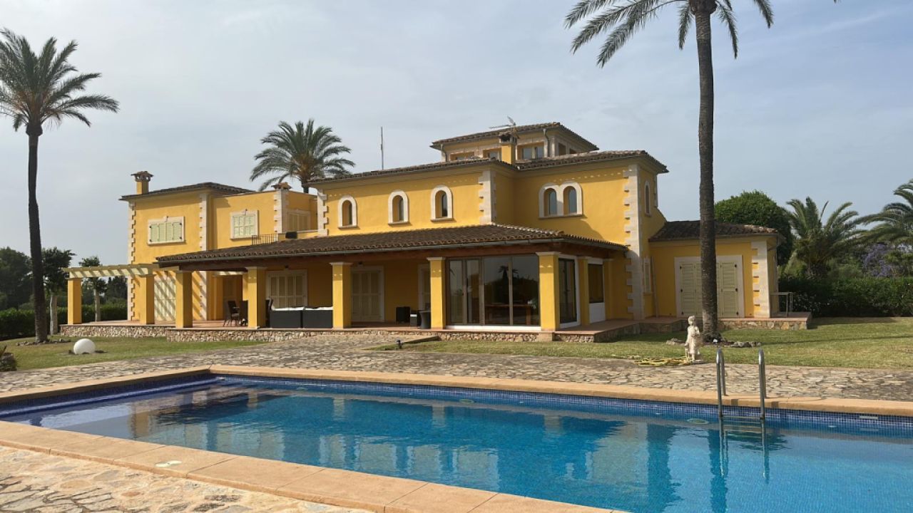 Imposing finca with sep. guest house and all extras near Petra - Manacor -- F 64 VK