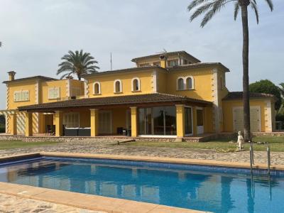 Imposing finca with sep. guest house and all extras near Petra - Manacor -- F 64 VK