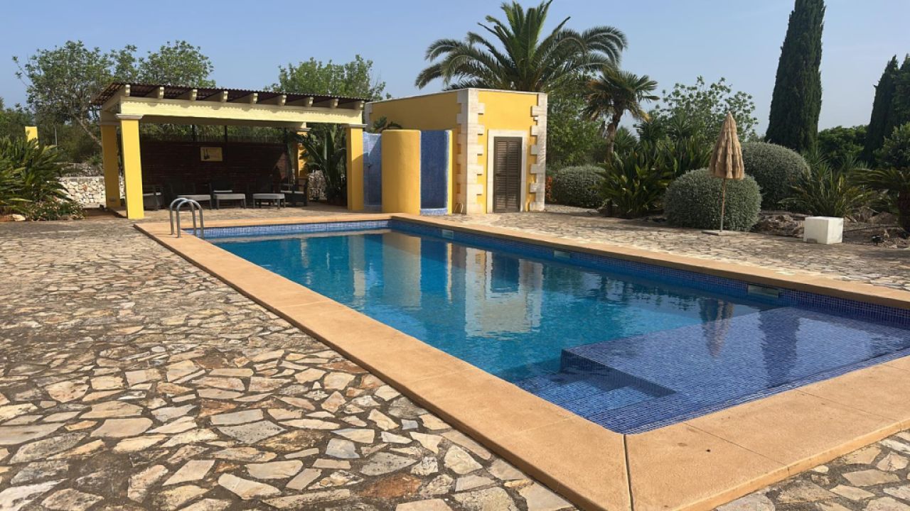 Imposing finca with sep. guest house and all extras near Petra - Manacor -- F 64 VK