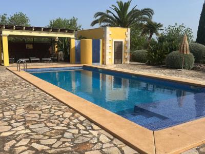 Imposing finca with sep. guest house and all extras near Petra - Manacor -- F 64 VK