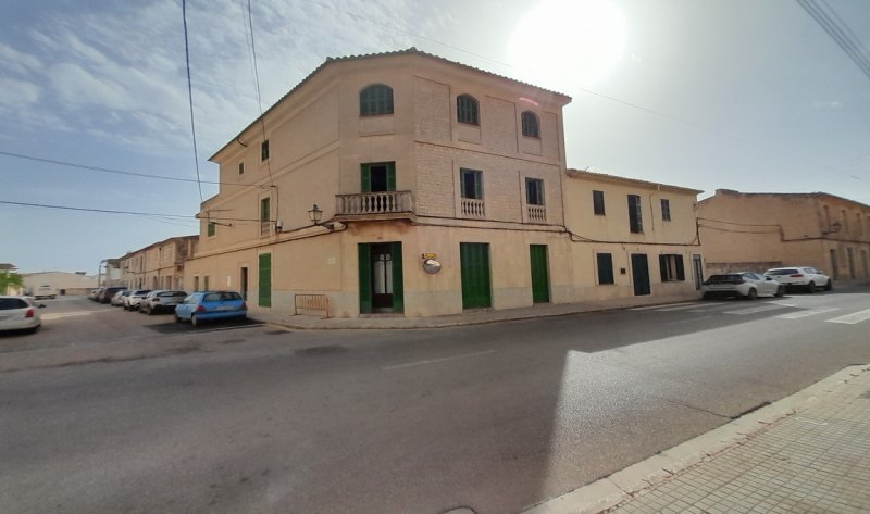 Inversión: Casa de pueblo de 3 plantas con patio y terrazas en Ses Salines -- L 35