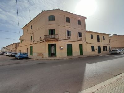 Inversión: Casa de pueblo de 3 plantas con patio y terrazas en Ses Salines -- L 35