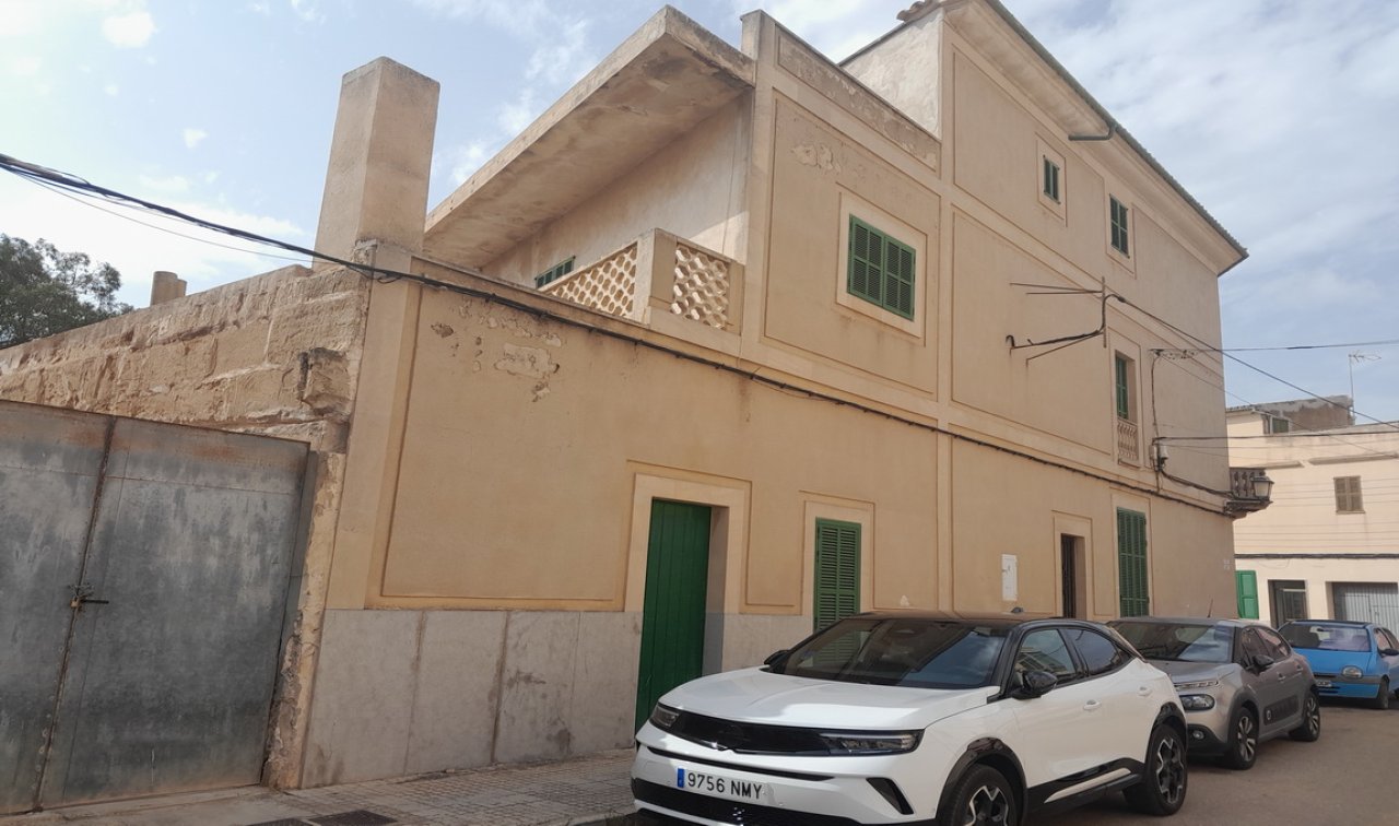 Inversión: Casa de pueblo de 3 plantas con patio y terrazas en Ses Salines -- L 35