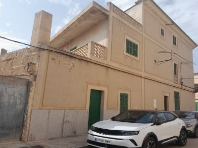 Inversión: Casa de pueblo de 3 plantas con patio y terrazas en Ses Salines -- L 35
