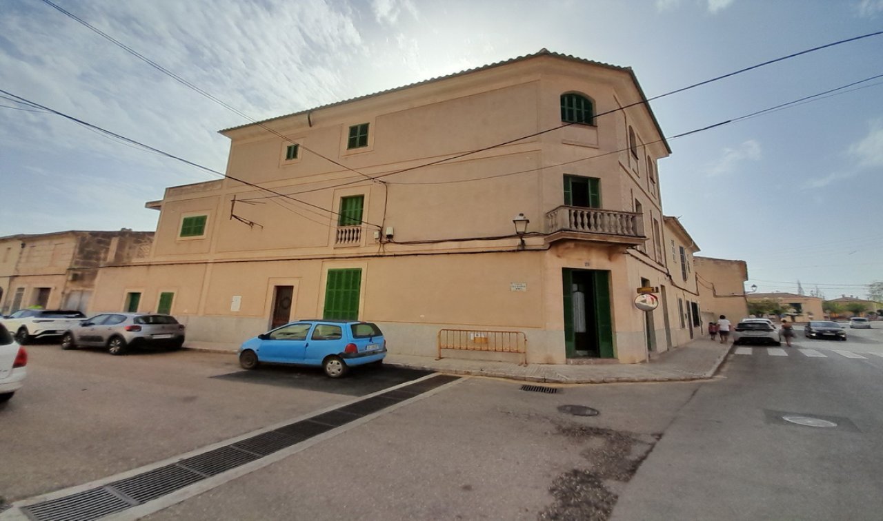 Inversión: Casa de pueblo de 3 plantas con patio y terrazas en Ses Salines -- L 35