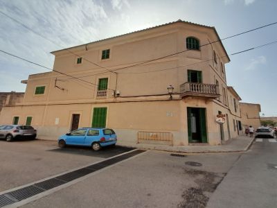 Inversión: Casa de pueblo de 3 plantas con patio y terrazas en Ses Salines -- L 35