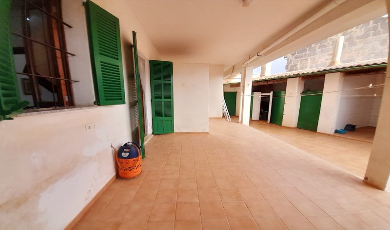 Inversión: Casa de pueblo de 3 plantas con patio y terrazas en Ses Salines -- L 35