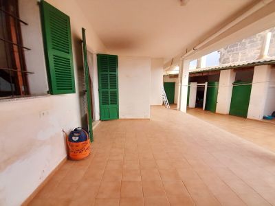 Inversión: Casa de pueblo de 3 plantas con patio y terrazas en Ses Salines -- L 35