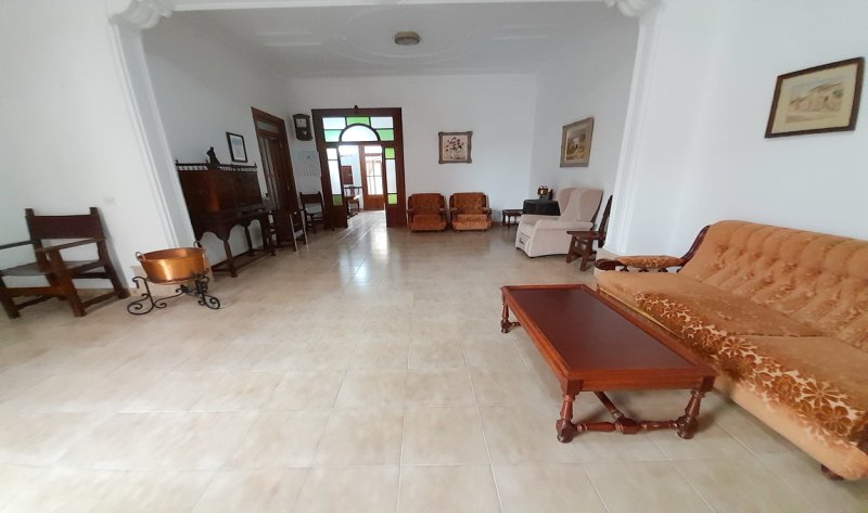 Inversión: Casa de pueblo de 3 plantas con patio y terrazas en Ses Salines -- L 35
