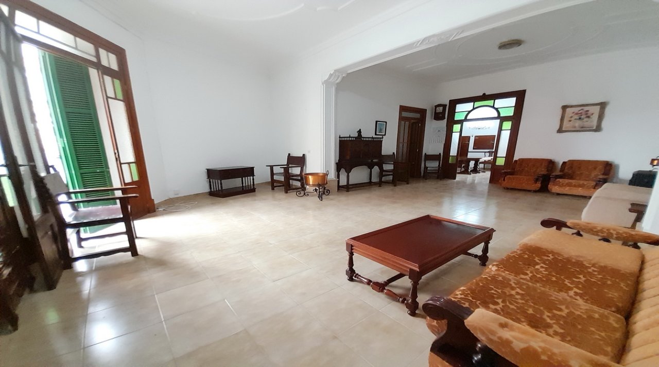 Inversión: Casa de pueblo de 3 plantas con patio y terrazas en Ses Salines -- L 35