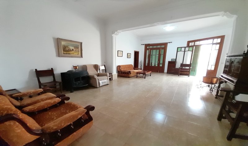 Inversión: Casa de pueblo de 3 plantas con patio y terrazas en Ses Salines -- L 35